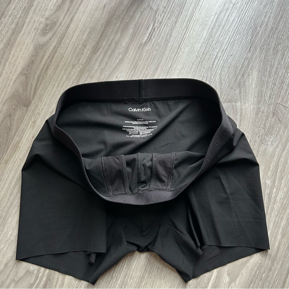 Calvin Klein | Micro Grip Low-Rise Trunks in Black  - Classic (Small) - Picture 4 of 12